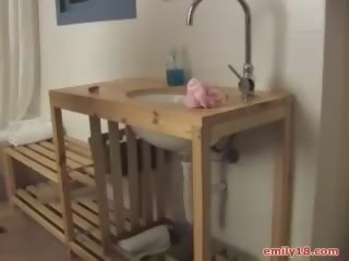 一个 屁股 在 红 短裤