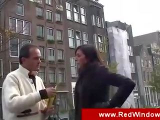 Samice sprievodca brings turista na a suka