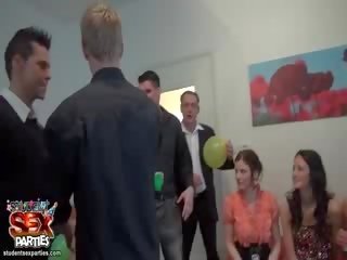 קבוצה סטודנט פרועה מסיבה מלוכלך וידאו
