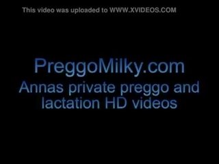 Squiting breastmilk 上 我的 女同志 女兒