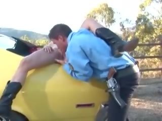 Hebat orang berambut pirang di putih pakaian dalam wanita mendapat dia dicukur fish bibir menjilat oleh itu mobil