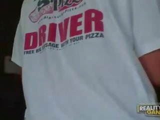 Rinnakas amatöör blond teeb suhuvõtmine ja titsjob jaoks pizza poiss