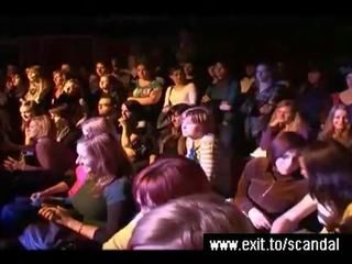 Obličeje a žena orgasmy v veřejné film