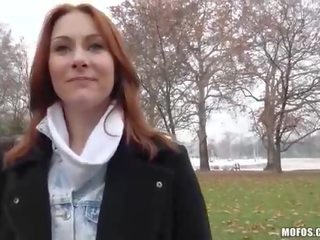 Gyzyl saçly çehiýaly beauty gets fucked for pul