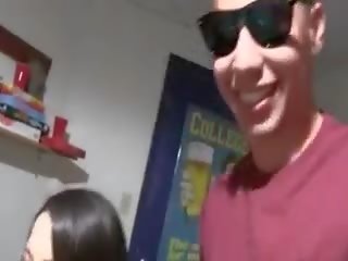 צעיר שנתי העשרה של מזיין ב פוקר לילה