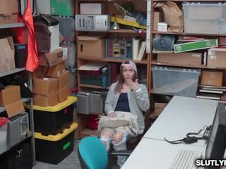 Hayden hennessy вози тя путка на връх на на lp офицер