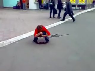 醉 俄 女孩 嘘嘘 在 街道