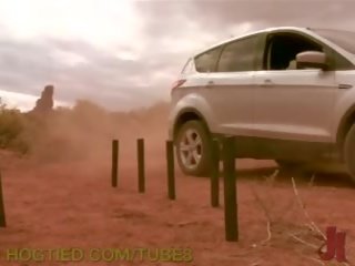 綁 向上 和 裸露 在 該 desert