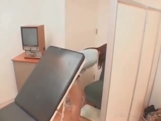 Asiática paciente conas aberto com espéculo em o médicos practitioner