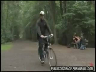 Гол богиня оковани с белезници в публичен