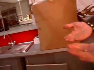 Θυμωμένος μανα punishes ο strumpet