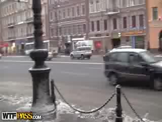 Ritka fukanje fukanje fukanje in prsi video v a spreminjanje soba