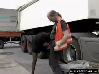 Gara köçe gyz sürmek on marriageable truck driver outside