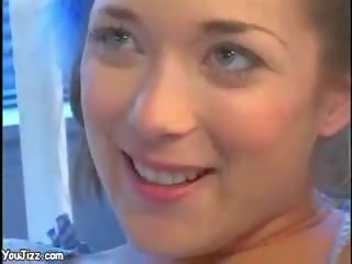 Pööratud edasi lapsehoidja fucks a kääbuseid suur manhood suurepärane milf
