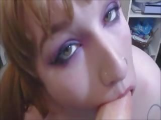 Sexually aroused рудоволоса підліток смокче на її улюблена пластиковий любов стрижень