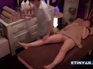 Dua terkemuka asia gadis di pijat studio