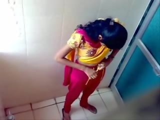 छिपा हुआ कॅम कॉट कई लड़कियां जबकि उनहोने में एक पब्लिक