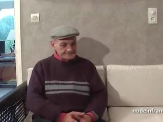 여성 여성 남성 두 프랑스의 브루 넷의 사람 공유 an 늙은 사람 샤프트 의 papy 뱃사공