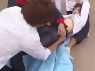 Млад жена в чорапогащник почука от 3 събратя цици втрива путка облиза и ловък в на шкафче стая
