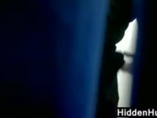 Школярка watched changing в a dressing кімната