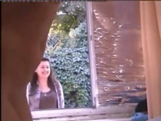 Damsel голий в вікно в той час як люди проходити hahaha
