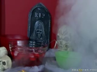 Itu laki-laki di plastik masks