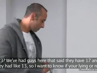 Muskul lad me i madh peter fucks femër agjent