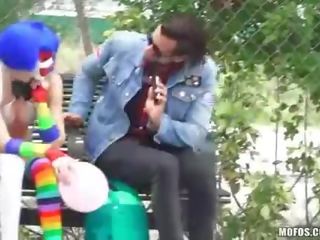 Frown مهرج mikayla حصلت حر بوضعه في فم