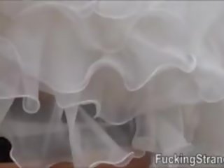 Desperate līgava amirah adara izpaužas fucked somewhere uz publisks