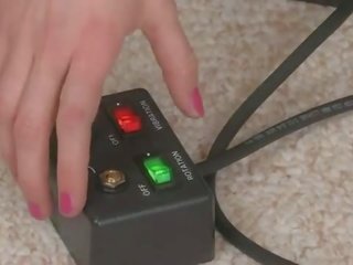 Büyük tüysüz çıplak içinde fishnets sürmek transeksüel attırma