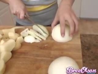 Горещ блондинки брий олсен знае как към готвач