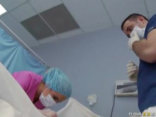 Expert тейлор і a новий доктор