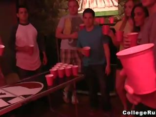 ビール ポン ターン に 楽しい 汚い ビデオ