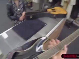 Rockstar s piercing dostane ji kočička v prdeli těžký podle shawns obrovský manhood