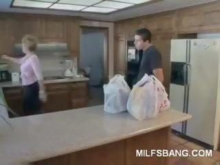Извратен милф caressing