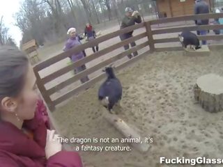 Zkurvenej brýle: neočekávaný venkovní špinavý video na schody s a bruneta