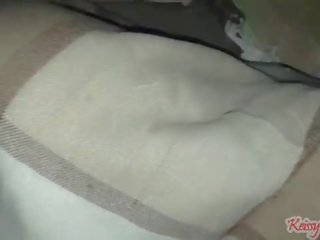 Nekem hago la dormida para que mi suegro visszaélés de mi&comma; le termino dando el culito&excl;&excl; sexo mientras mi esposo trabaja