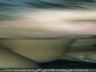 拉丁 大美女 吸 黑色 約翰遜 和 球 在 後座 直到 它 cums 在 她的 口