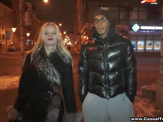 Flat chested 金发 幻想 女人 jumps 上 一 厚 乌木 schlong