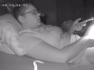 Krūtainas iedomāts sieviete sākas a saspraude par viņai draudzene noķerti slēpts kamera