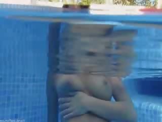 水中 ストリップ の かわいい 乳首
