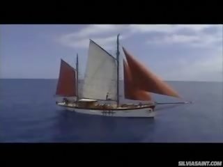 很 冷靜 狂歡 上 一 帆 船 同 4 金發 女孩 在 這裡 !