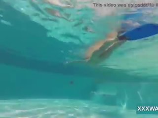 सुपर ब्रुनेट होर कैंडी swims अंडरवॉटर