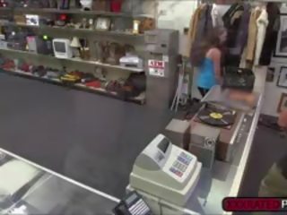 Tatuado encantador balancín persona maravillosa consigue follada desde detrás para efectivo