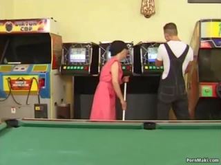 毛深い おばあちゃん ファック 上の ザ· プール テーブル
