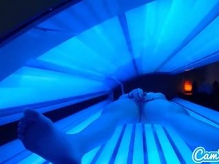 Thiếu niên latina được bắt cọ xát cô ấy âm vật trong khi sử dụng một tanning giường