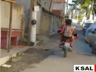 Entramos na comunidade pra visitar um amigo e fizemos muita putaria e varios movs - वीडियोस completos नहीं लाल