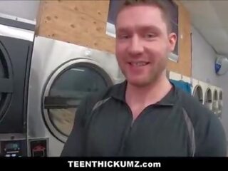 Amatorskie czarne nastolatka thickum pieprzony przez białe buddy nieznajomy w laundromat