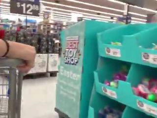 A реальний дивак recording a tremendous ціпонька на walmart -