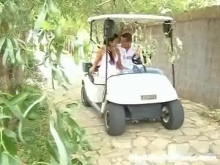一 lassie 和 她的 年輕 男人 是 主動 周圍 在 一 高爾夫球 大車. 突然 他們 停止 和 該 stripling 開始 到 觸摸 該 女孩 向上,